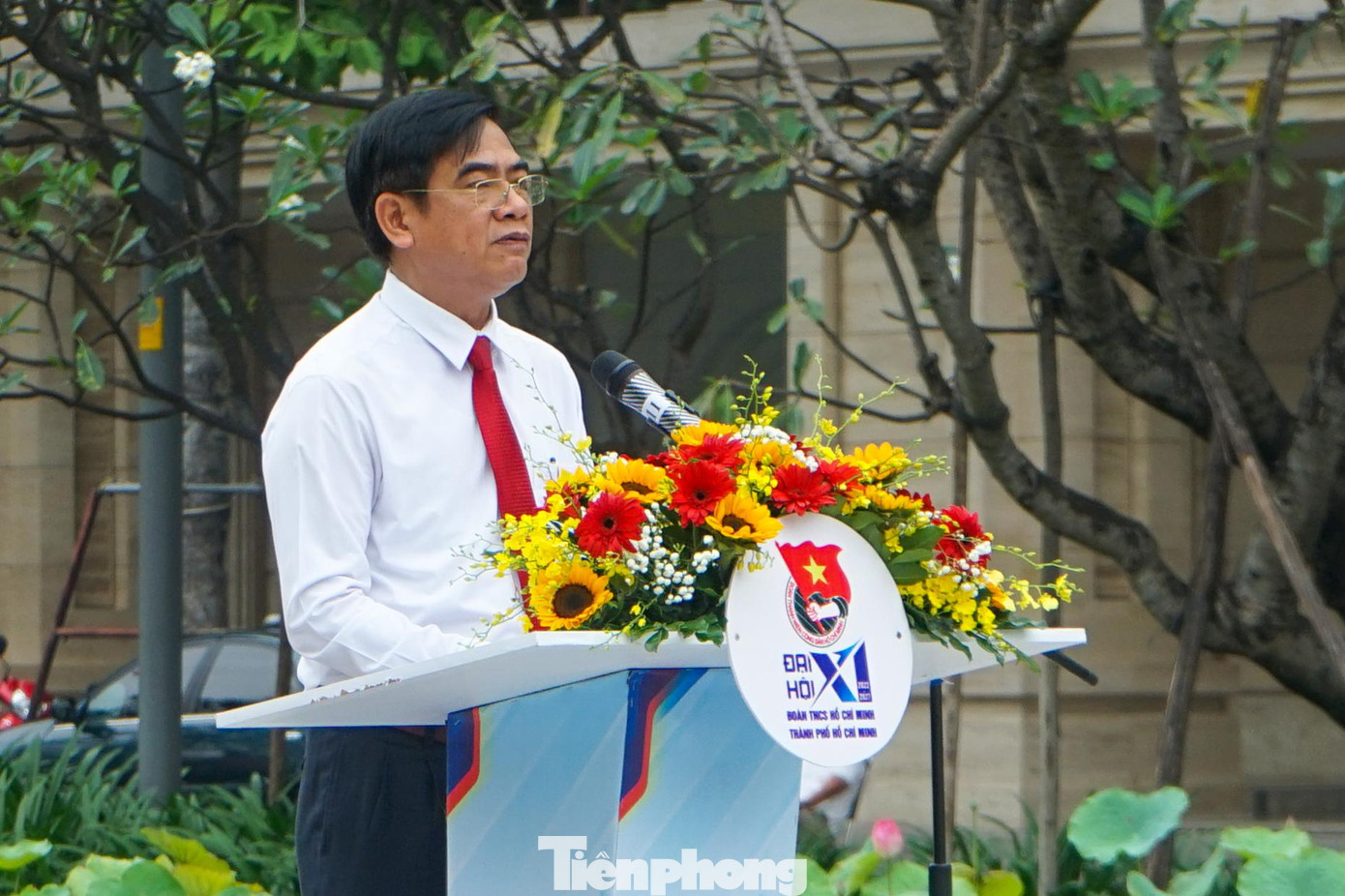 Phát biểu tại lễ dâng hoa và tuyên dương, ông Ngô Văn Luận - Phó ban Dân vận Thành ủy đã biểu dương 61 gương cán bộ, công chức, viên chức đã có thành tích xuất sắc.