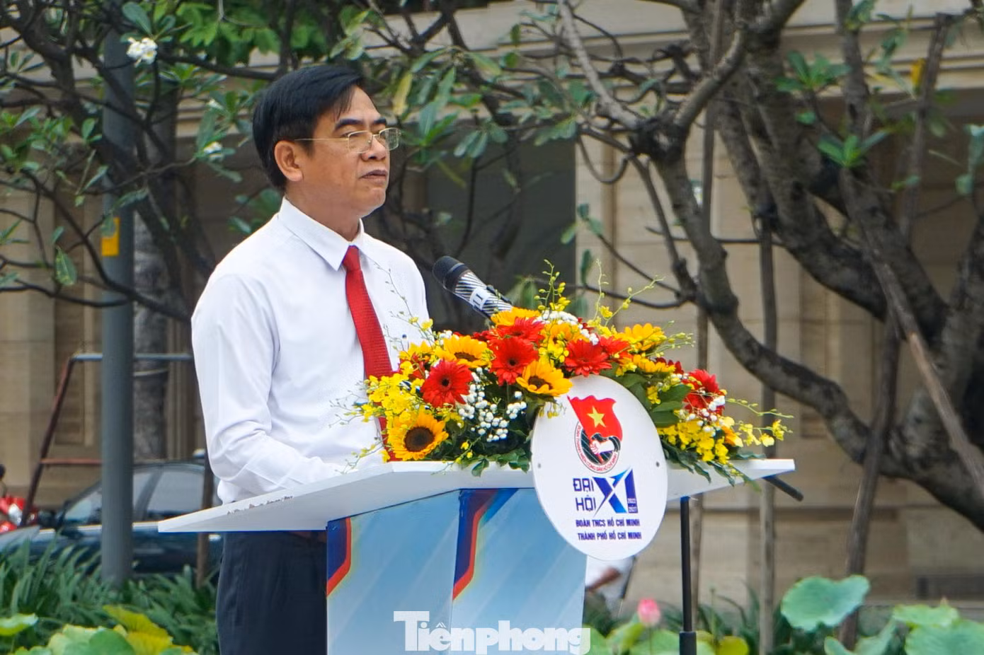 Phát biểu tại lễ dâng hoa và tuyên dương, ông Ngô Văn Luận - Phó ban Dân vận Thành ủy đã biểu dương 61 gương cán bộ, công chức, viên chức đã có thành tích xuất sắc.