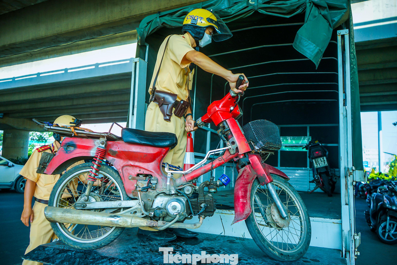 Hầu hết trong buổi tuần tra xử lý, lực lượng CSGT Hàng Xanh xử lý và lập biên bản vi phạm nhiều trường hợp các chủ phương tiện xe 3-4 bánh với những lỗi như: Xe không có đầy đủ giấy tờ, xe đã qua việc độ chế, xe hết niên hạn sử dụng,...