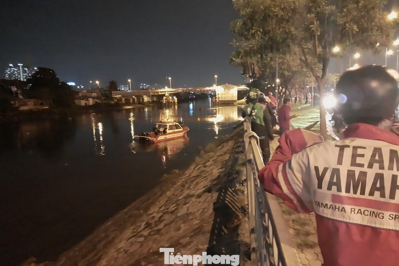 Cano chuyên dụng chở người nhái lặn tìm kiếm cô gái nhảy cầu