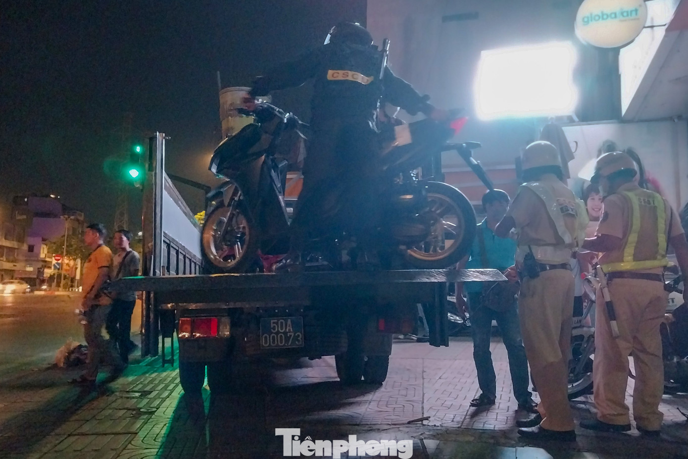 Nhiều phương tiện của người vi phạm bị CSGT tạm giữ sau hơn một giờ lập chốt kiểm tra. Nhiều phương tiện của người vi phạm bị CSGT tạm giữ sau hơn một giờ lập chốt kiểm tra.