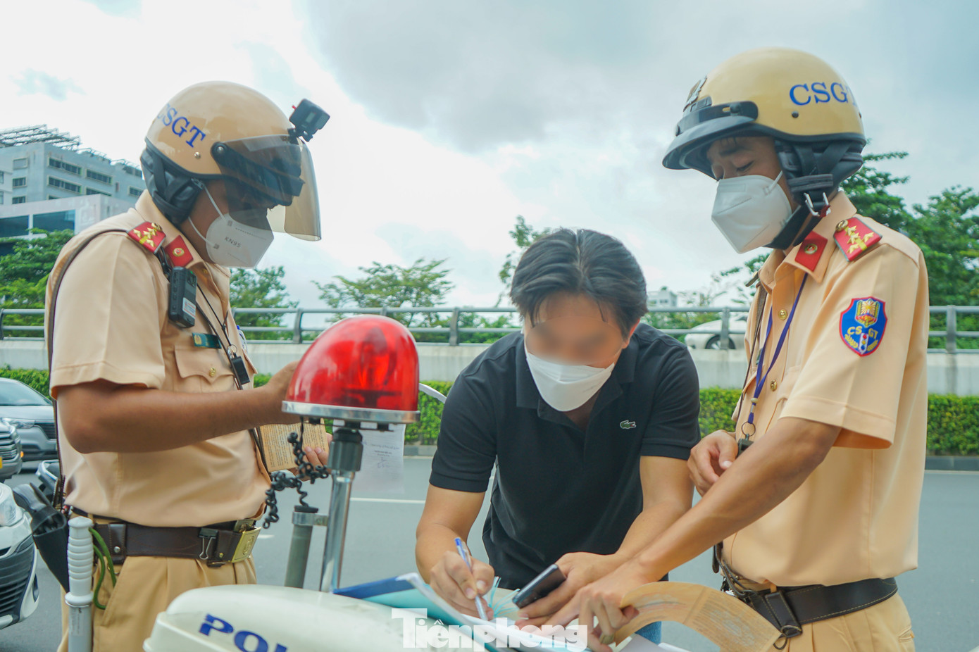 Tài xế chấp hành ký biên bản sau khi nghe CSGT giải thích lỗi vi phạm Tài xế chấp hành ký biên bản sau khi nghe CSGT giải thích lỗi vi phạm