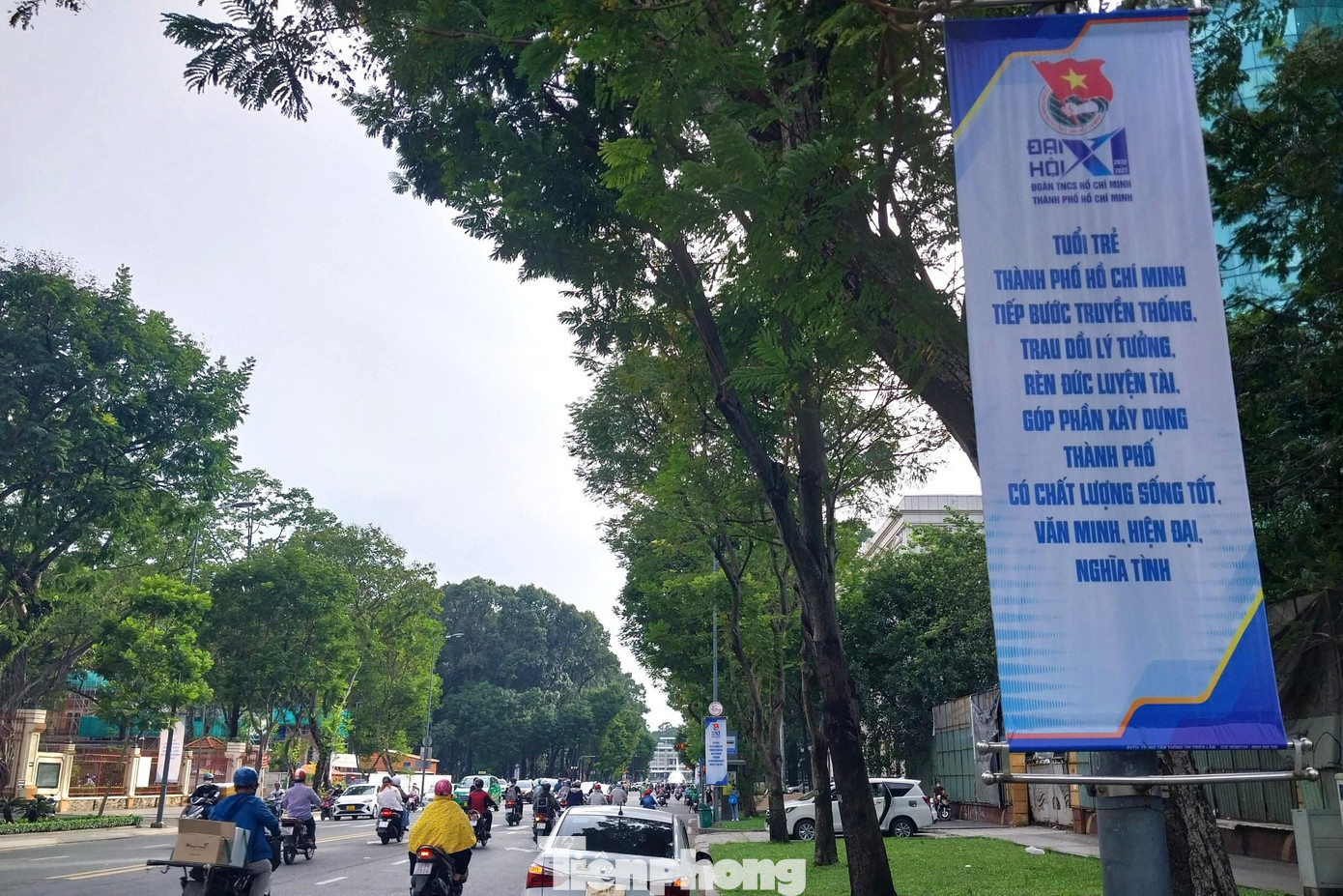 Tại một số tuyến đường trong khu vực trung tâm thành phố như Bà Huyện Thanh Quan, Lê Duẩn, Nguyễn Thị Minh Khai,... đã có rất nhiều biển quảng cáo, áp phích mang khẩu hiệu, lời chúc tốt đẹp gửi đến Đại hội.