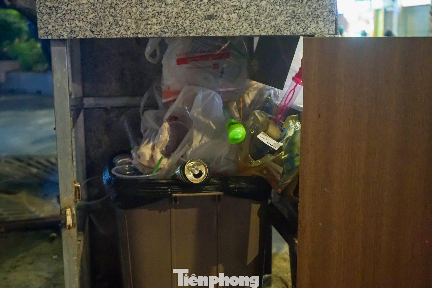 Nhiều thùng rác công cộng trong khu vực này đều trong tình trạng không còn chỗ chứa nên một số người phải vứt rác ra bên ngoài, gây ô nhiễm và mất mỹ quan đô thị