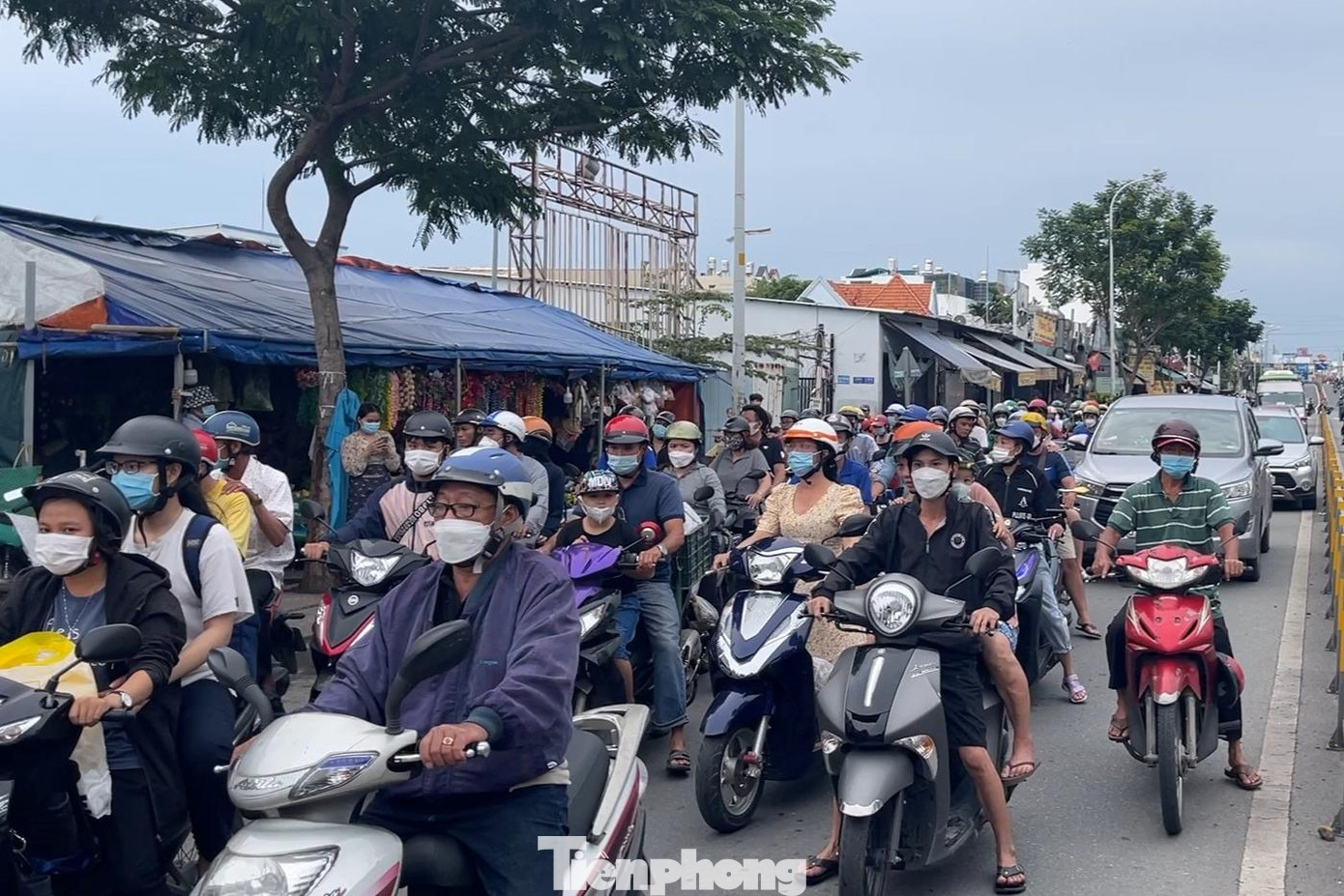 Vụ tai nạn khiến lưu thông qua khu vực bị ùn tắc gần 1km