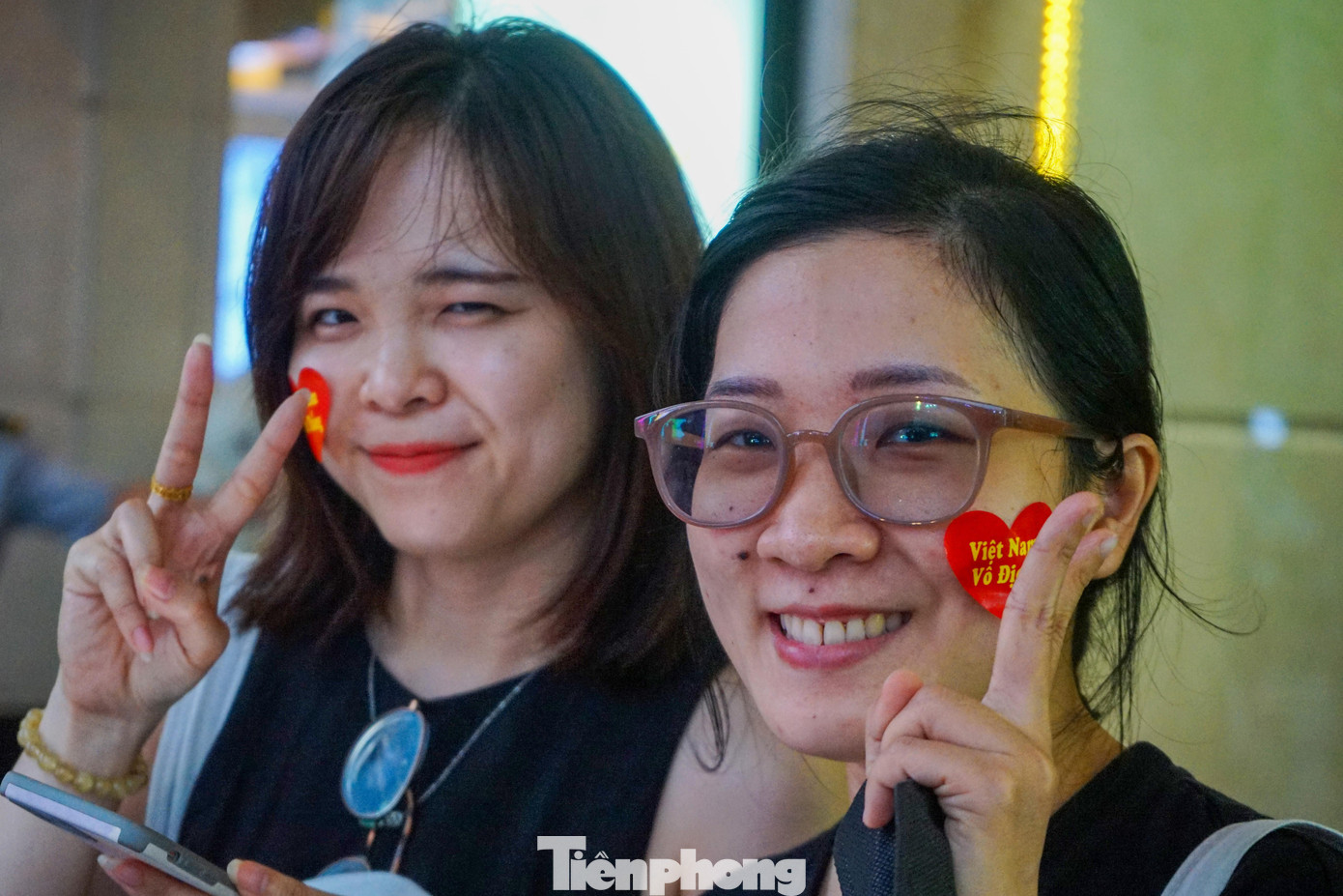 "Dù thời tiết có mưa song điều này không ảnh hưởng gì tới tinh thần cổ vũ của bọn em. Hôm nay bọn em dự đoán Việt Nam sẽ thắng Thái Lan với tỷ số 2-0", một đôi bạn trẻ (ngụ quận 4) chia sẻ.