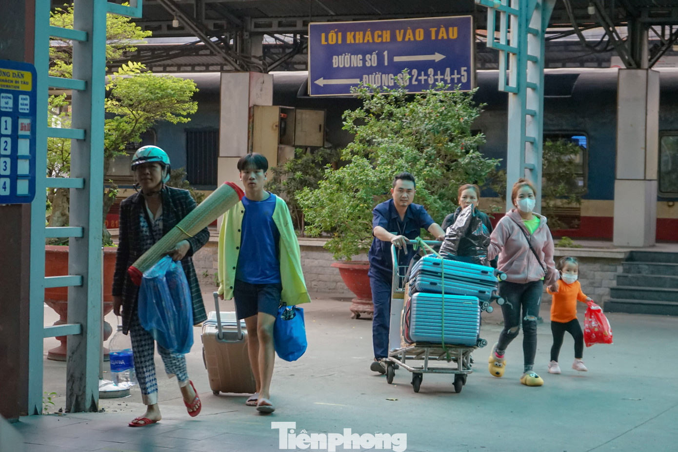 Nhiều hành khách đi tàu SE7 cho biết, giá vé tàu năm nay tăng nhẹ nhưng chất lượng dịch vụ được cải thiện. Cơm ngon hơn, vệ sinh trên tàu cũng sạch sẽ hơn.