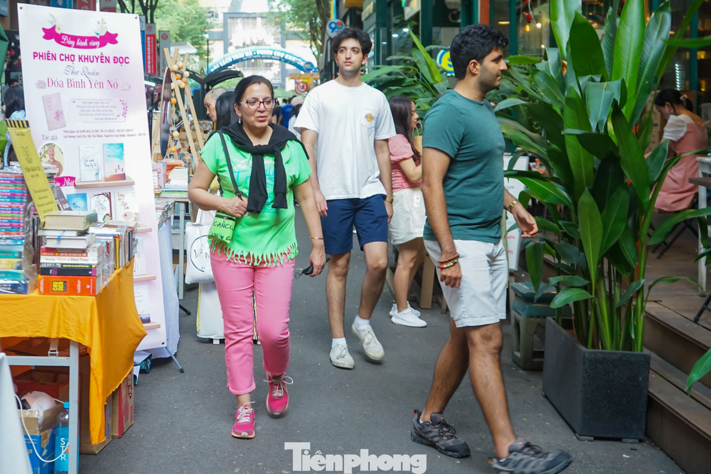 “Tôi và bạn mình là những người rất yêu thích đọc sách. Trong lúc đi quanh đây thấy chương trình khá hay nên tôi và các bạn mình quyết định vào đây để tìm đọc những đầu sách hay", một du khách quốc tế chia sẻ. “Tôi và bạn mình là những người rất yêu thích đọc sách. Trong lúc đi quanh đây thấy chương trình khá hay nên tôi và các bạn mình quyết định vào đây để tìm đọc những đầu sách hay", một du khách quốc tế chia sẻ.