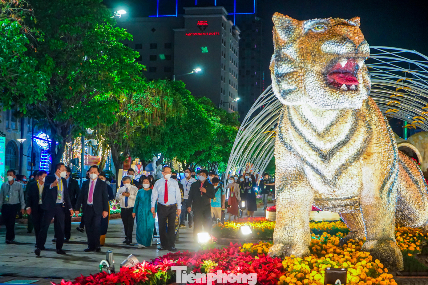 Năm nay cũng là lần đầu tiên, sỏi được chọn làm chất liệu để thể hiện linh vật cho đường hoa. Những viên sỏi được chọn lọc kỹ về kích thước, hình dáng, màu sắc bao bọc xung quanh kết cấu thép và xốp, tạo nên linh vật hổ cao 3,5m, dài 8m và nặng gần 2 tấn.