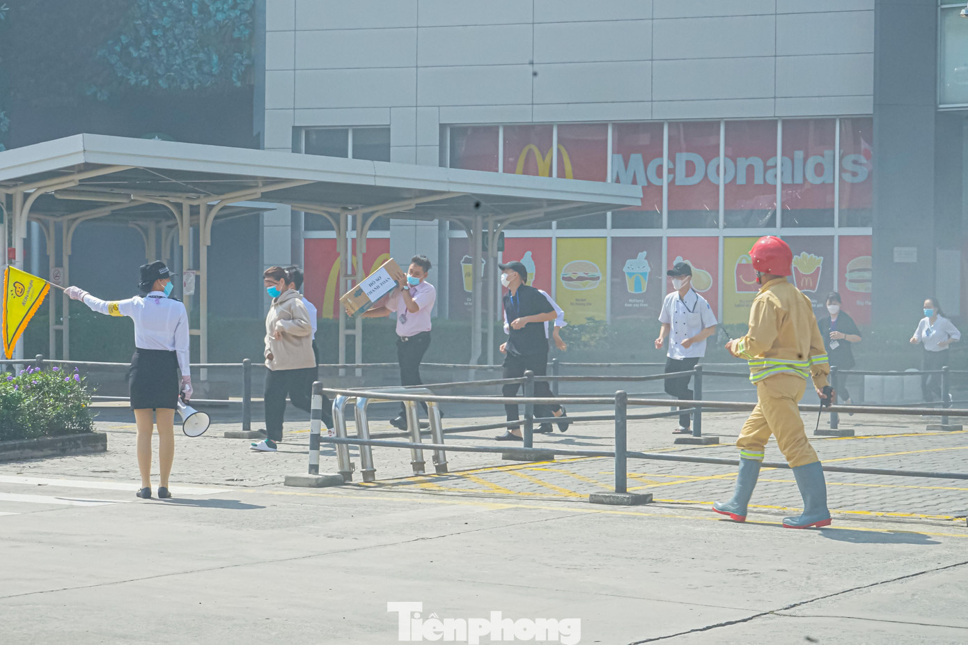 Với tình huống giả định vào khoảng 9h ngày 29/7/2022, tại khu vực tầng hầm để xe gắn máy xảy ra sự cố tai nạn do 2 ô tô di chuyển khu vực tầng hầm để xe gắn máy gây cháy. Phát hiện vụ việc, lực lượng bảo vệ trung tâm nhanh chóng bấm chuông báo cháy và hỗ trợ thoát nạn cho hơn 1000 người bao gồm khách hàng và nhân viên trong trung tâm mua sắm.