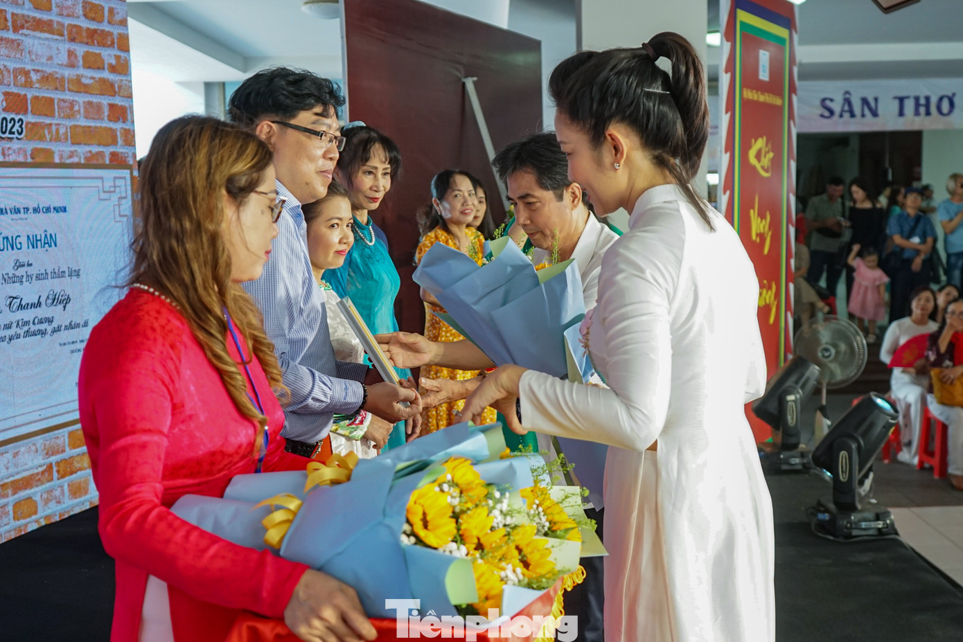 Dịp này, Hội Nhà văn TPHCM đã tổng kết trao 6 giải thưởng cho các tác phẩm tham gia Cuộc thi bút ký “Những hy sinh thầm lặng” và gửi lời tri ân sâu sắc đến những cá nhân, tập thể là nhân vật có đóng góp tích cực trong công tác chống dịch và trở thành những hình tượng cho các nhà thơ sáng tác.