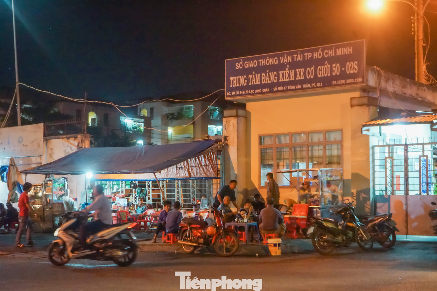 Nhiều tài xế tỏ ra sốt ruột khi xếp hàng từ 6h đến gần 10h chưa đến lượt vào kiểm định xe. Một số người ngủ trên xe để "giết" thời gian hoặc ra ngoài kiếm quán cà phê ven đường trò chuyện. Mặc dù phải đợi lâu nhưng phần lớn các tài xế tỏ ra thông cảm với các trung tâm đăng kiểm.