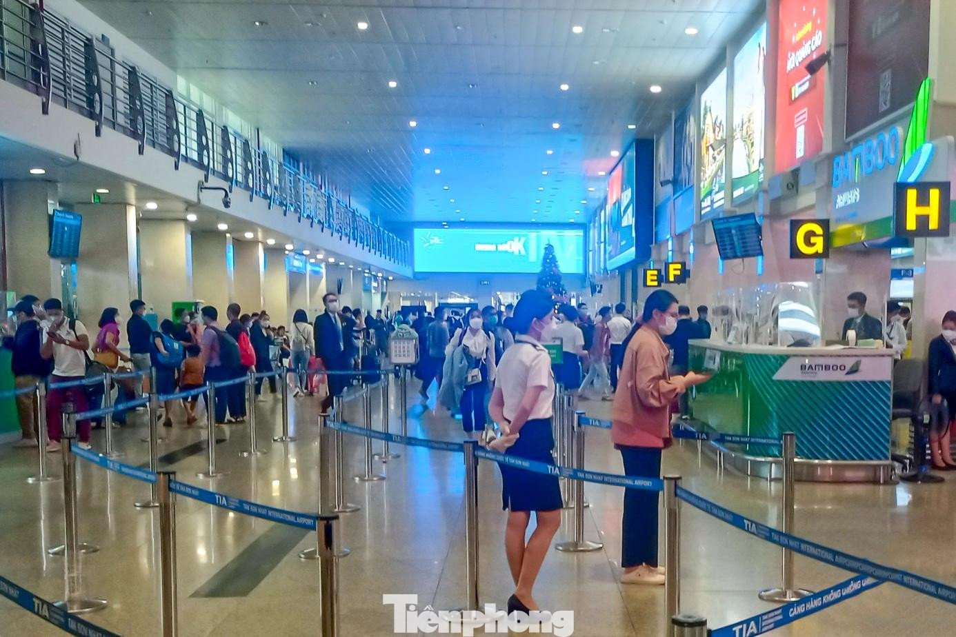 Sau khi Thủ tướng Chính phủ chỉ đạo Bộ Y tế đề nghị không cách ly người dân về quê đón Tết, nhiều người dân ở TPHCM quyết định mua vé "giờ chót". Liên tiếp trong những tuần qua, TPHCM giữ vững "vùng xanh" khiến lượng khách tăng đột biến.