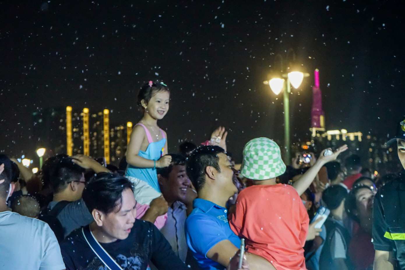 Ngoài ra, để tăng thêm phần thú vị cho phần trình diễn, Ban tổ chức sự kiện đã phối hợp cùng với nhiều cơ quan chức năng của thành phố cho bắn thêm pháo hoa và dùng máy tạo bọt làm hiệu ứng tuyết rơi. Ngoài ra, để tăng thêm phần thú vị cho phần trình diễn, Ban tổ chức sự kiện đã phối hợp cùng với nhiều cơ quan chức năng của thành phố cho bắn thêm pháo hoa và dùng máy tạo bọt làm hiệu ứng tuyết rơi.