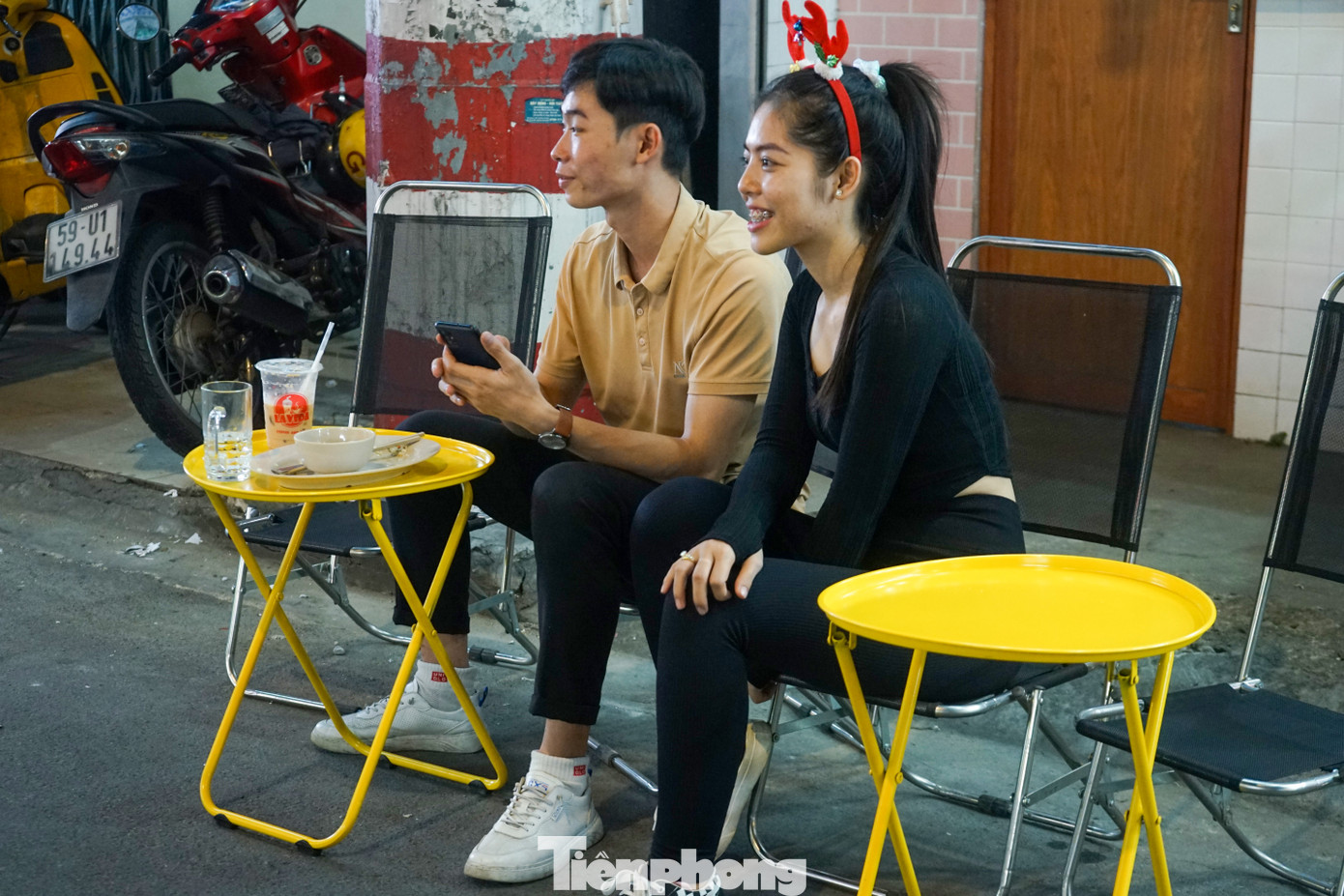 Chị Nguyễn Thị Hoan (ngụ quận 1) cho biết "Mình rất háo hức khi phố ẩm thực đi vào hoạt động. Mới ngày đầu khai trương, con phố đã thu hút rất nhiều khách du lịch"