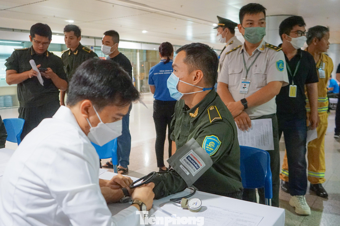 Từ sáng sớm, chương trình đã đón hàng chục lượt cán bộ, nhân viên Cảng hàng không quốc tế Tân Sơn Nhất cùng với đoàn viên, thanh niên đến Ngày hội để chia sẻ giọt máu hồng tình nguyện.