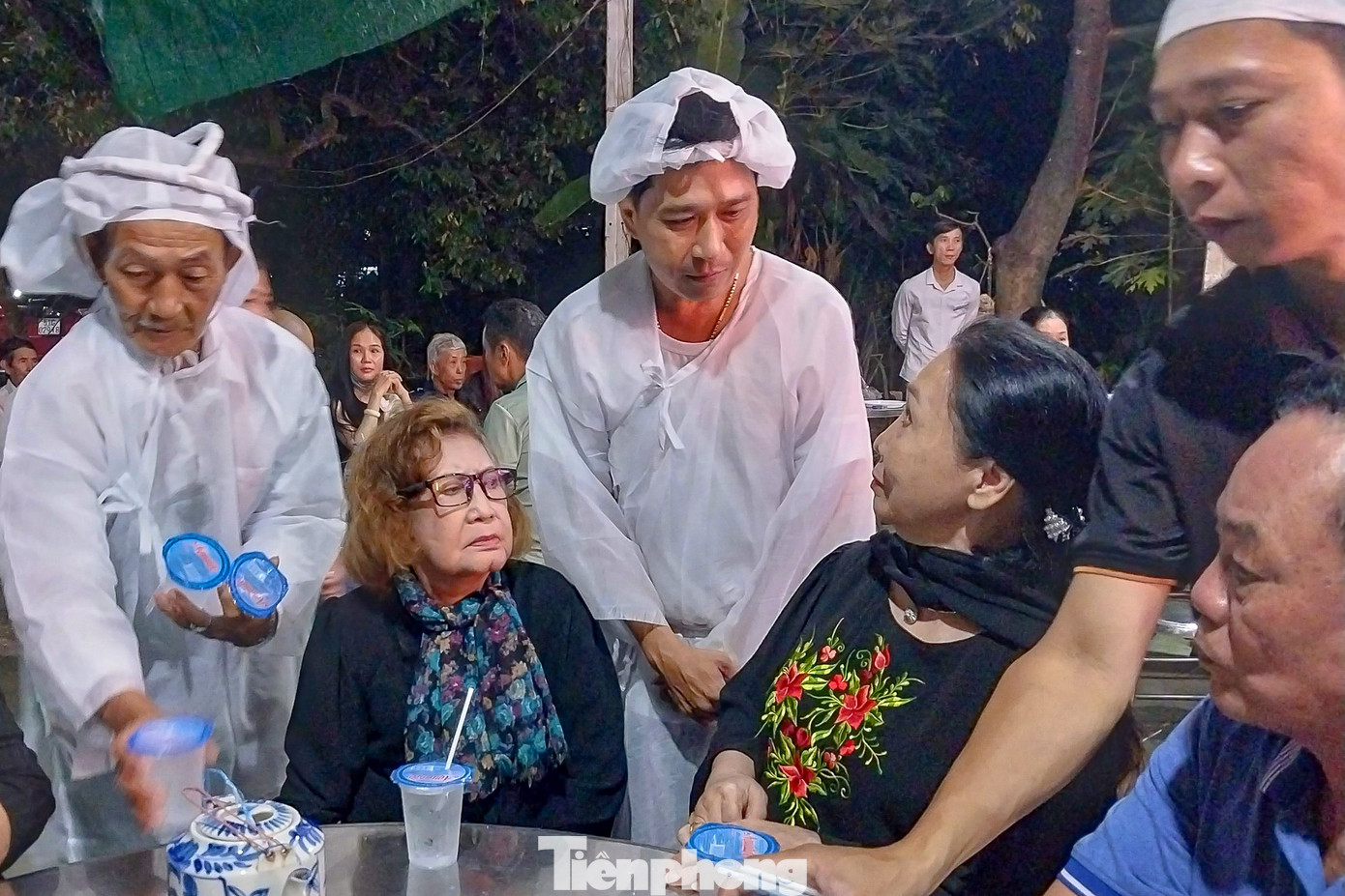 NSƯT Diệu Hiền cùng với NSND Bạch Tuyết thăm hỏi gia đình nghệ sĩ Thiên Kim.