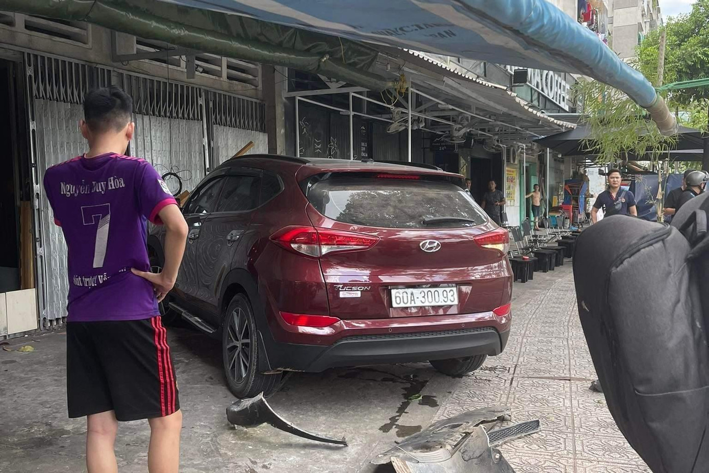 Chiếc ô tô chỉ dừng lại sau khi đâm vào cửa nhà dân ven đường. Chiếc ô tô chỉ dừng lại sau khi đâm vào cửa nhà dân ven đường.