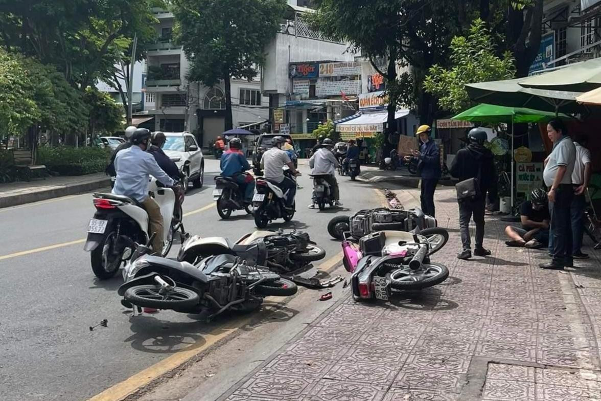 Hình ảnh tại hiện trường vụ tai nạn. Hình ảnh tại hiện trường vụ tai nạn.