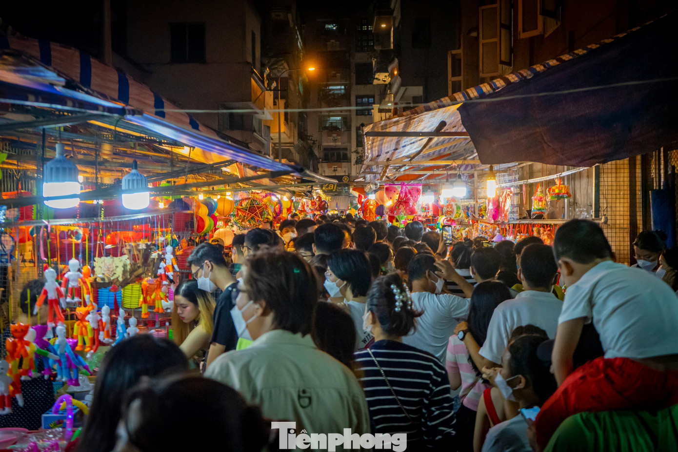 Phố lồng đèn Lương Nhữ Ngọc có chiều dài khoảng 200m với hàng chục gian hàng bán đủ các loại lồng đèn với nhiều kích cỡ.