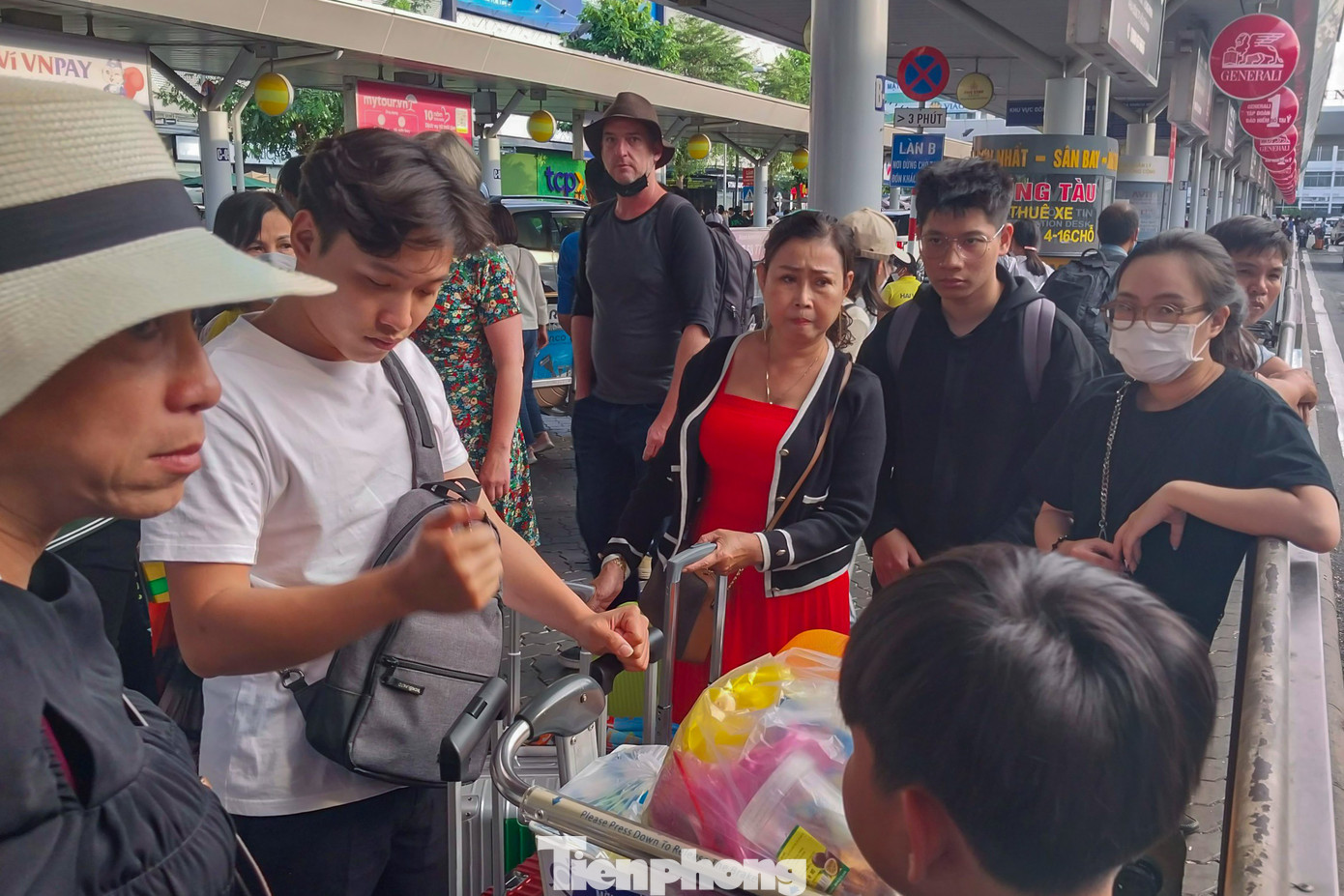 Một số hành khách cho biết, do khung giờ cao điểm, lượng máy bay đến sân bay Tân Sơn Nhất tăng cao nên một số chuyến bay từ các tỉnh thành phía Bắc buộc phải hạ cánh trễ hơn so với thời gian dự kiến. Một số hành khách cho biết, do khung giờ cao điểm, lượng máy bay đến sân bay Tân Sơn Nhất tăng cao nên một số chuyến bay từ các tỉnh thành phía Bắc buộc phải hạ cánh trễ hơn so với thời gian dự kiến.