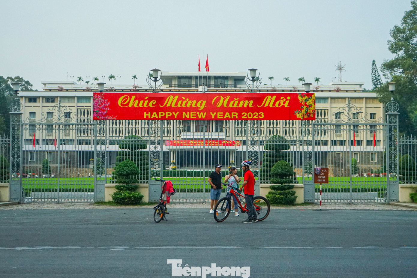7h sáng mùng Một Tết, trước cổng Dinh Thống Nhất chỉ lác đác vài người đi xe đạp dừng lại chụp ảnh.