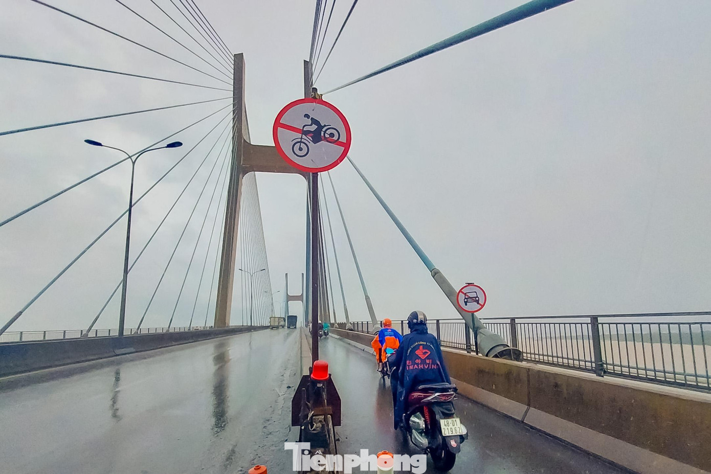 Ùn ứ cầu Phú Mỹ, đoàn xe container nhích từng mét ảnh 13