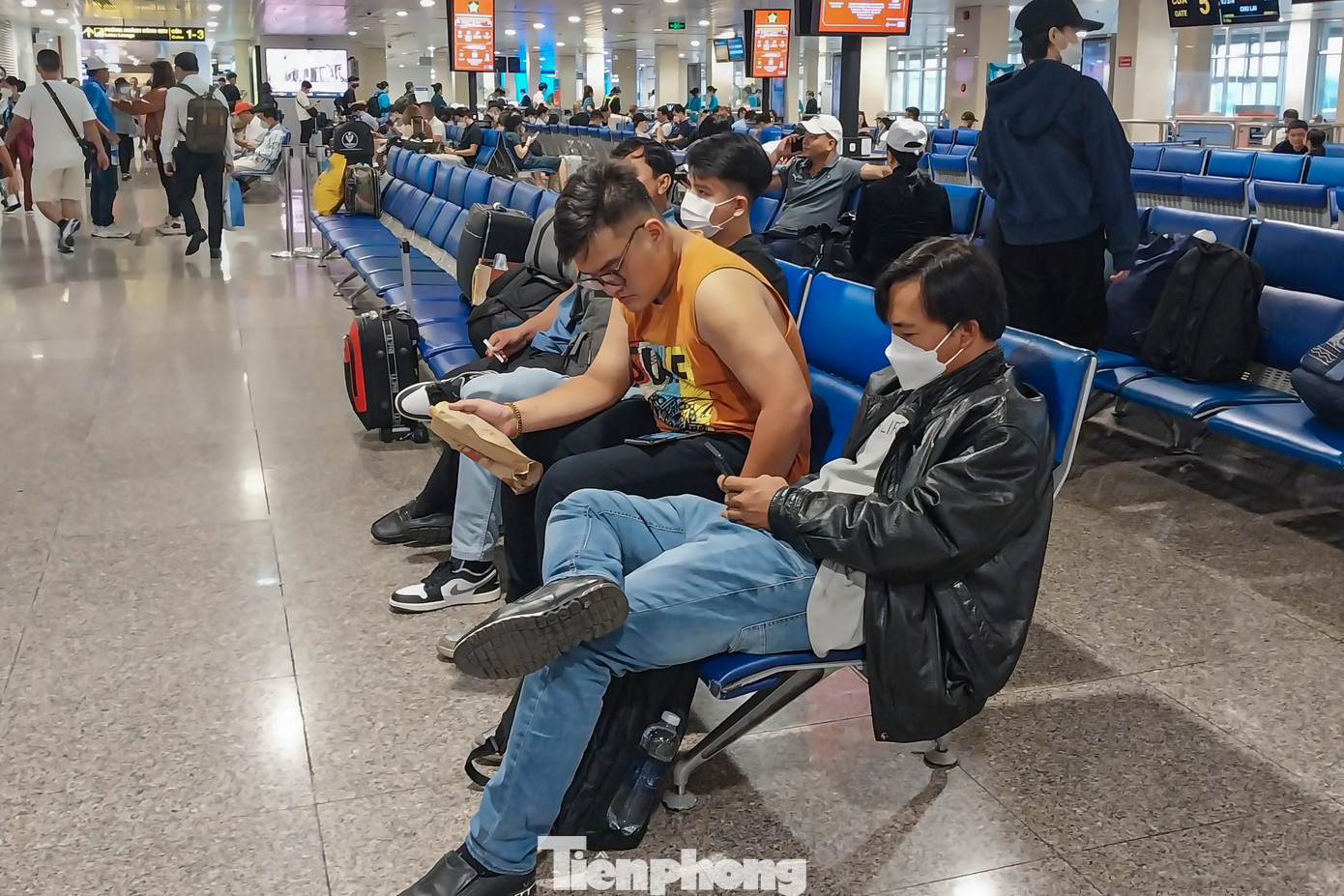 Tuy nhiên, do trong dịp Tết năm nay, ngành hàng không quản lý, điều hành bay hiệu quả; sắp xếp giờ cất/hạ cánh hợp lý nên sân bay lớn nhất cả nước không xảy ra tình trạng quá tải. Thậm chí, phòng chờ khởi hành trong sân bay vẫn còn khá nhiều ghế trống