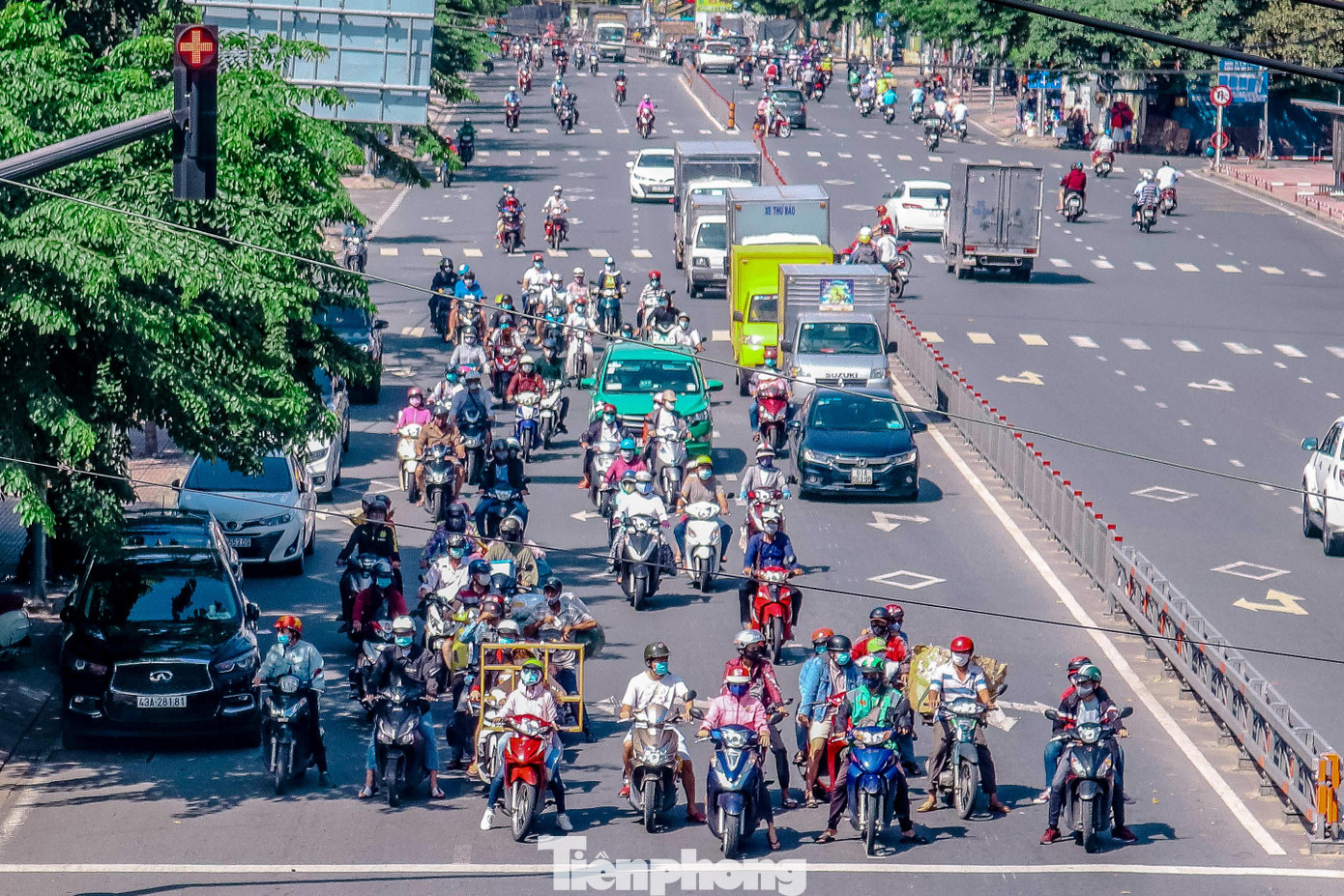 Là tuyến đường thường xuyên xảy ra tình trạng kẹt xe vào giờ cao điểm, thế nhưng vào lúc 6h50 tuyến đường Hoàng Minh Giám (trước công viên Gia Định) lượng phương tiện dù đông nhưng ít ùn ứ hơn so với mọi ngày.