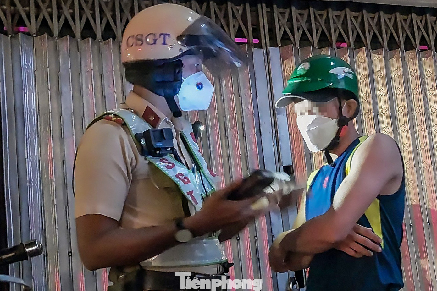 Anh H.T.M (quê Tiền Giang) phân trần với tổ công tác khi bị yêu cầu kiểm tra nồng độ cồn. Anh H.T.M (quê Tiền Giang) phân trần với tổ công tác khi bị yêu cầu kiểm tra nồng độ cồn.