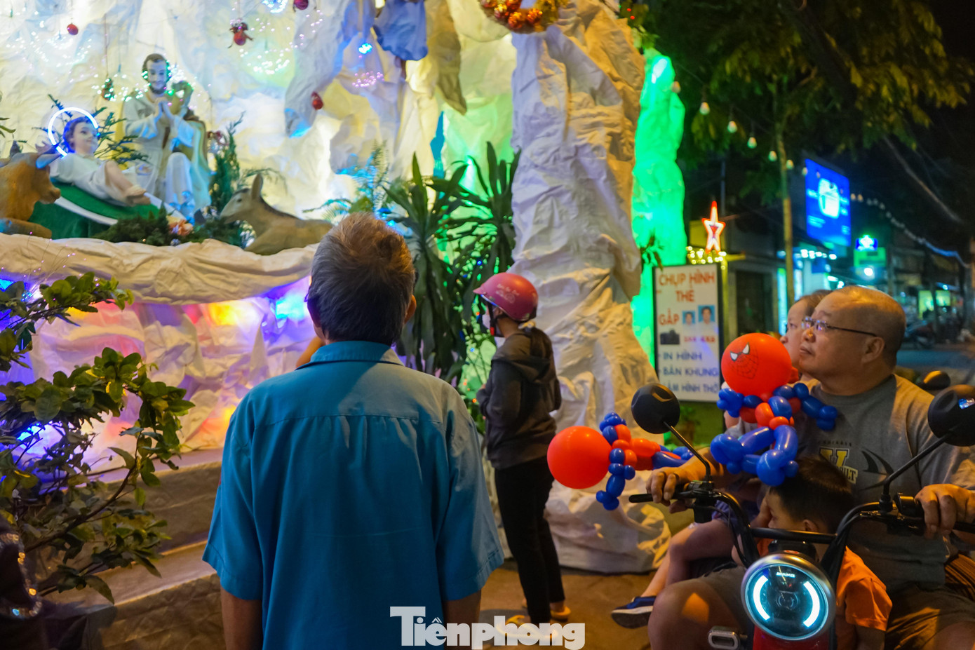 Sau hai năm bị ảnh hưởng bởi dịch bệnh COVID -19, mùa Giáng sinh năm nay trở lại trong trạng thái “bình thường mới” khiến người dân rất phấn khởi. Nhiều người tranh thủ tan ca sớm để check-in không khí đón Giáng sinh tại các xóm đạo cùng với gia đình và bạn bè. Sau hai năm bị ảnh hưởng bởi dịch bệnh COVID -19, mùa Giáng sinh năm nay trở lại trong trạng thái “bình thường mới” khiến người dân rất phấn khởi. Nhiều người tranh thủ tan ca sớm để check-in không khí đón Giáng sinh tại các xóm đạo cùng với gia đình và bạn bè.