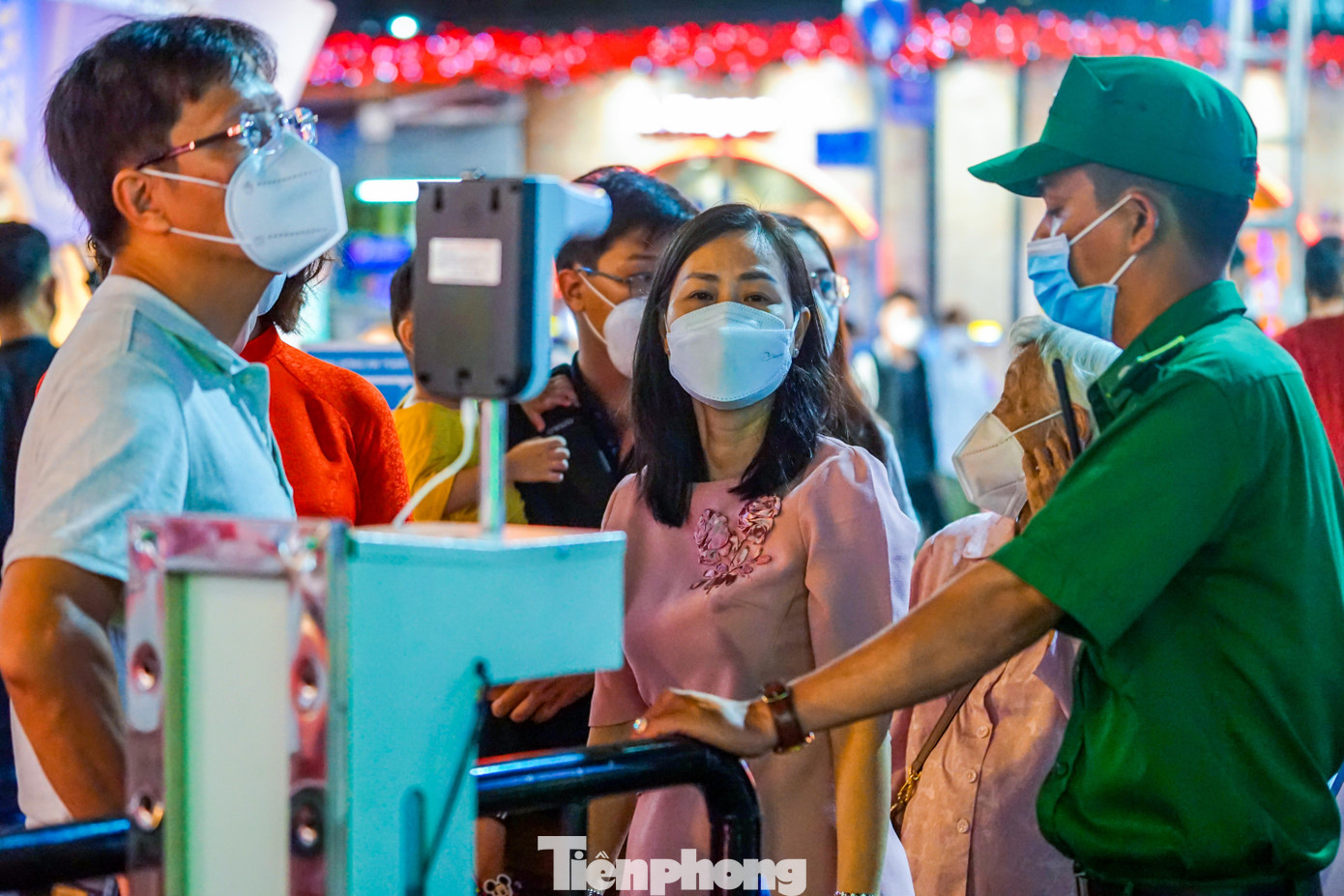 Khách tham quan đường hoa sẽ xếp hàng và thực hiện các biện pháp phòng dịch trước khi vào: khai báo y tế qua app PC-Covid; sát khuẩn tay; kiểm tra nhiệt độ. Khách tham quan di chuyển một chiều trong đường hoa từ cổng chính đường hoa hướng về sông Sài Gòn. Ban Tổ chức bố trí 6 cổng ra dọc hai bên đường tại giao lộ giữa đường Nguyễn Huệ và các đường nhánh. Khách tham quan đường hoa sẽ xếp hàng và thực hiện các biện pháp phòng dịch trước khi vào: khai báo y tế qua app PC-Covid; sát khuẩn tay; kiểm tra nhiệt độ. Khách tham quan di chuyển một chiều trong đường hoa từ cổng chính đường hoa hướng về sông Sài Gòn. Ban Tổ chức bố trí 6 cổng ra dọc hai bên đường tại giao lộ giữa đường Nguyễn Huệ và các đường nhánh.