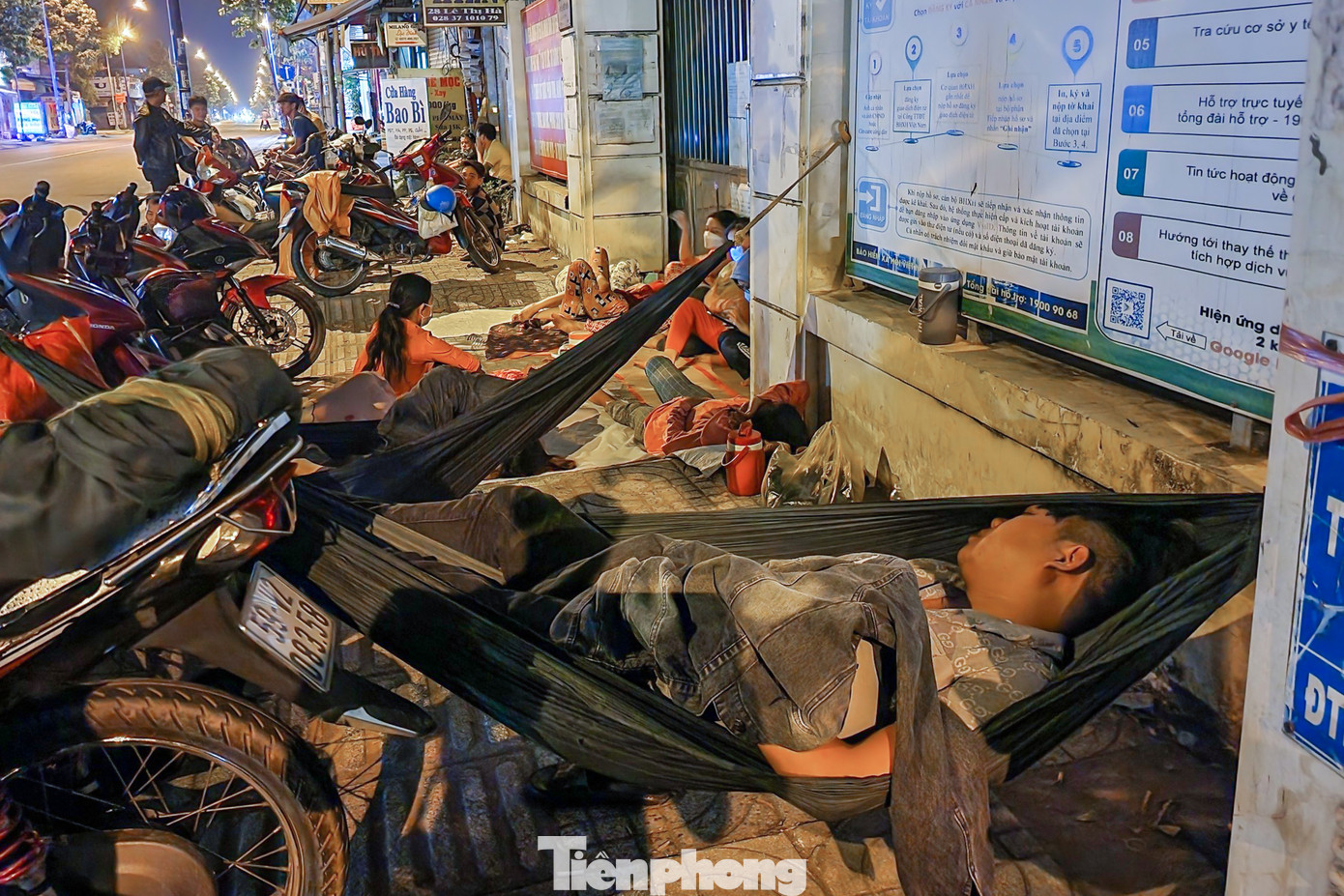 Một số người đi làm thủ tục rút BHXH cho biết, do nhu cầu rút BHXH một lần tăng cao nên từ chiều hôm trước, nhiều người đã mua sẵn chiếu, võng, bạt mang theo để tìm chỗ nằm chờ xuyên đêm.