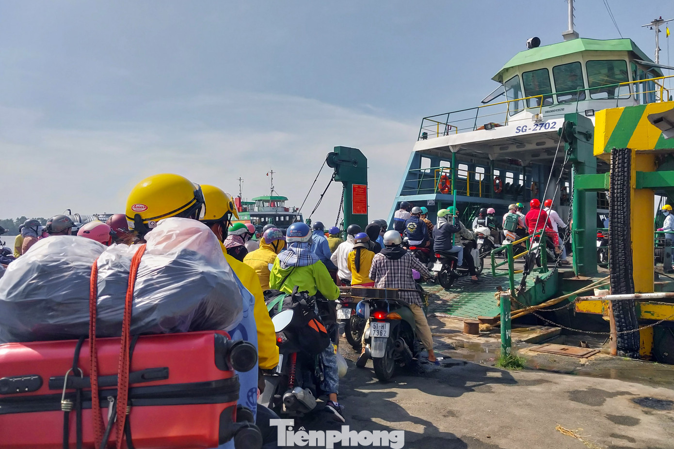 Theo ghi nhận của Tiền Phong, trong sáng nay, hầu hết các phương tiện qua phà Cát Lái từ phía huyện Nhơn Trạch (tỉnh Đồng Nai) đều là những người từ các tỉnh miền Đông Nam Bộ trở lại TPHCM làm việc sau kỳ nghỉ Tết.