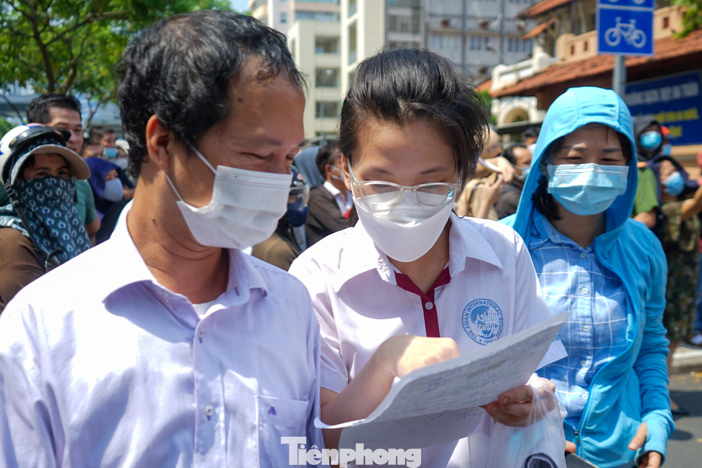 Một thí sinh nữ nói đáp án của đề thi cho phụ huynh