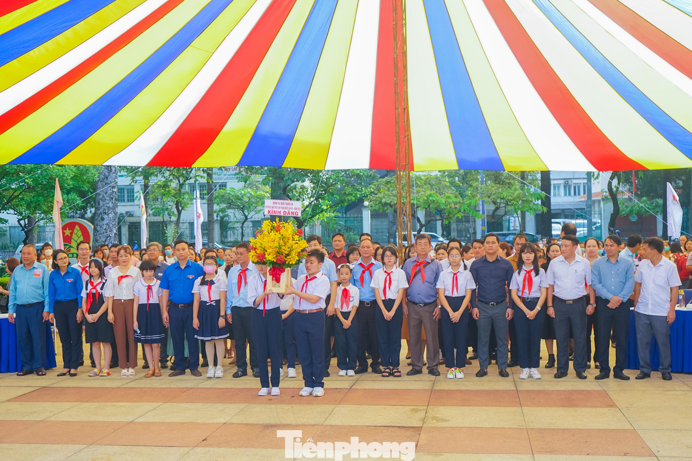 Sáng 4/8, Hội đồng Đội Trung ương phối hợp cùng Thành Đoàn TPHCM tổ chức lễ dâng hương, dâng hoa tại công viên Tượng Bác Hồ với thiếu nhi và lễ cắt băng khai mạc triển lãm tranh tại Phòng Truyền thống Đội Thiếu niên Tiền phong Hồ Chí Minh của Nhà Thiếu nhi TPHCM.