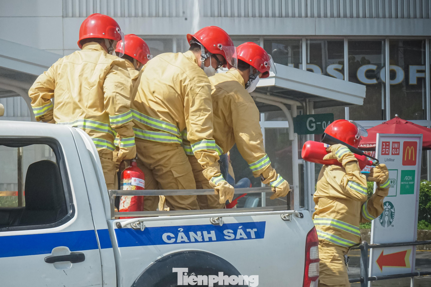 Nhận được tin báo qua tổng đài 114, lực lượng chữa cháy chuyên nghiệp rất nhanh chóng triển khai các đội hình chữa cháy tại chỗ cùng với lực lượng công an phường, dân phòng. Kết hợp cùng CSGT phong tỏa các tuyến đường xung quanh trung tâm thương mại để phục vụ cho công tác chữa cháy.