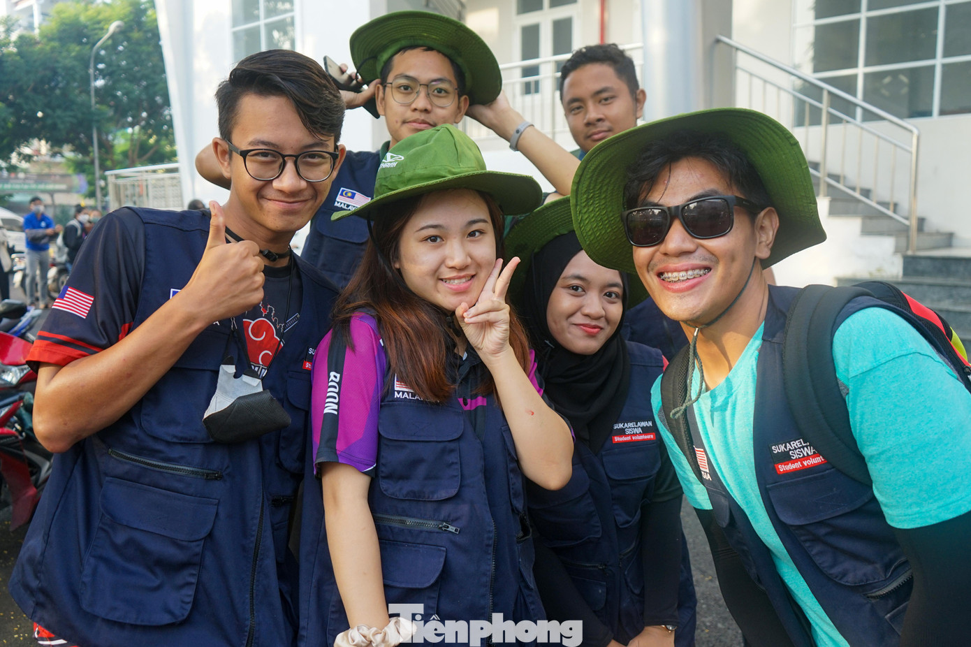 Ngoài các đoàn viên, thanh niên cùng đông đảo người dân tham gia, chương trình thu hút hơn 50 tình nguyện viên là các du học sinh đến từ Malaysia.