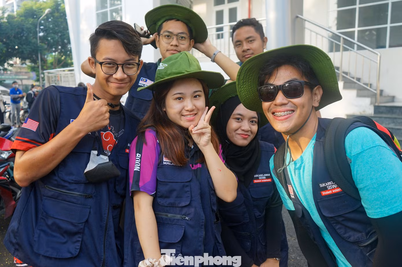 Ngoài các đoàn viên, thanh niên cùng đông đảo người dân tham gia, chương trình thu hút hơn 50 tình nguyện viên là các du học sinh đến từ Malaysia.