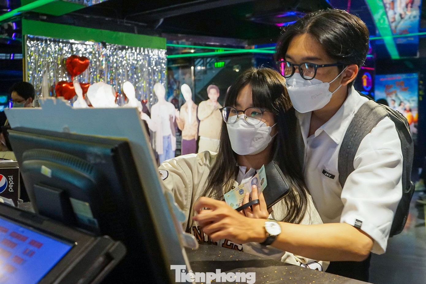 Để có không khí lãng mạn, các đôi tình nhân lựa chọn mua vé xem phim nhiều nhất là khung giờ từ 18h - 22h tối và lựa chọn những bộ phim thiên về chủ đề tình yêu.