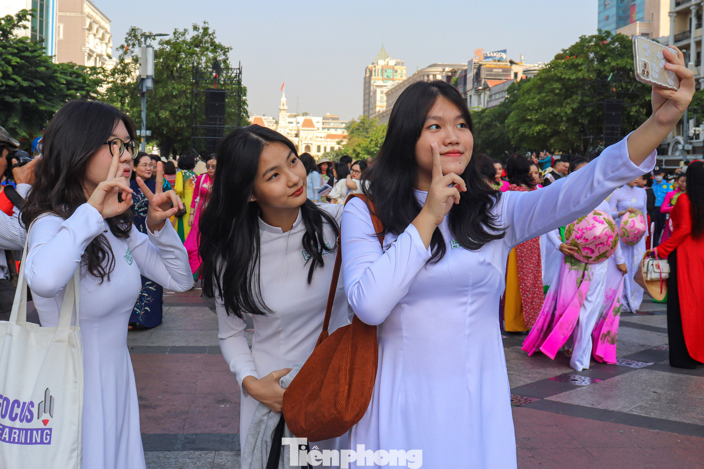 Sáng ngày 5/3, nhiều nữ sinh của các trường đại học trên địa bàn TP. HCM tranh thủ diện những bộ áo dài thướt tha xuống phố chụp ảnh hưởng ứng Tuần lễ Áo dài lần thứ 9, do Sở du lịch TP. HCM phối hợp với Hội Liên hiệp Phụ nữ thành phố phát động.
