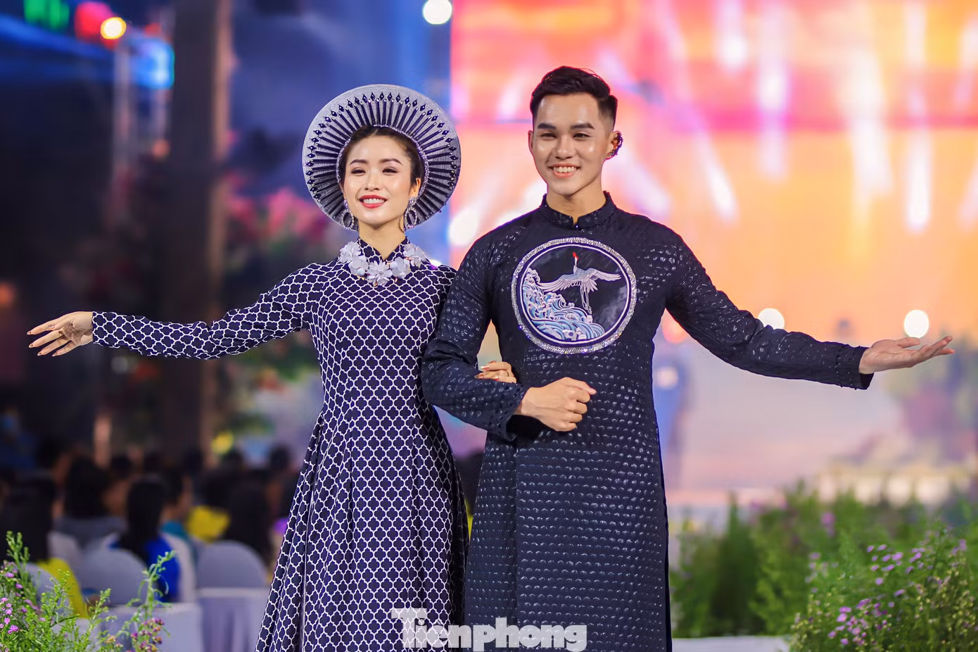 Lễ hội Áo dài năm nay có sự góp mặt của những người mẫu là hoa khôi, nam vương đến từ các cuộc thi sắc đẹp đại học trên địa bàn TPHCM. (Trong ảnh là sinh viên Nguyễn Huỳnh Anh Khải, top 10 Nét đẹp sinh viên 2023 sải bước cùng với người mẫu trẻ Nguyễn Thị Hồng Lợi).