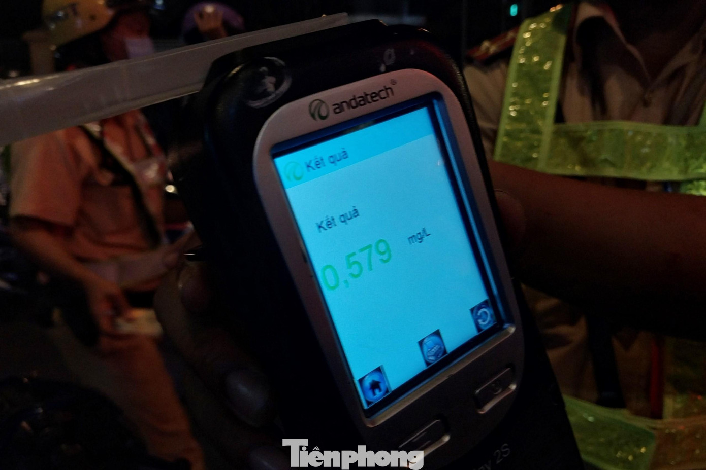 Qua máy đo chuyên dụng, anh P có mức nồng độ cồn là 0,579mg/L khí thở nên tổ công tác tiến hành lập biên bản xử phạt hành chính đối với anh P. Đối với mức vi phạm nồng độ cồn trên, anh P sẽ bị tước giấy phép lái xe 23 tháng, tạm giữ phương tiện 7 ngày.