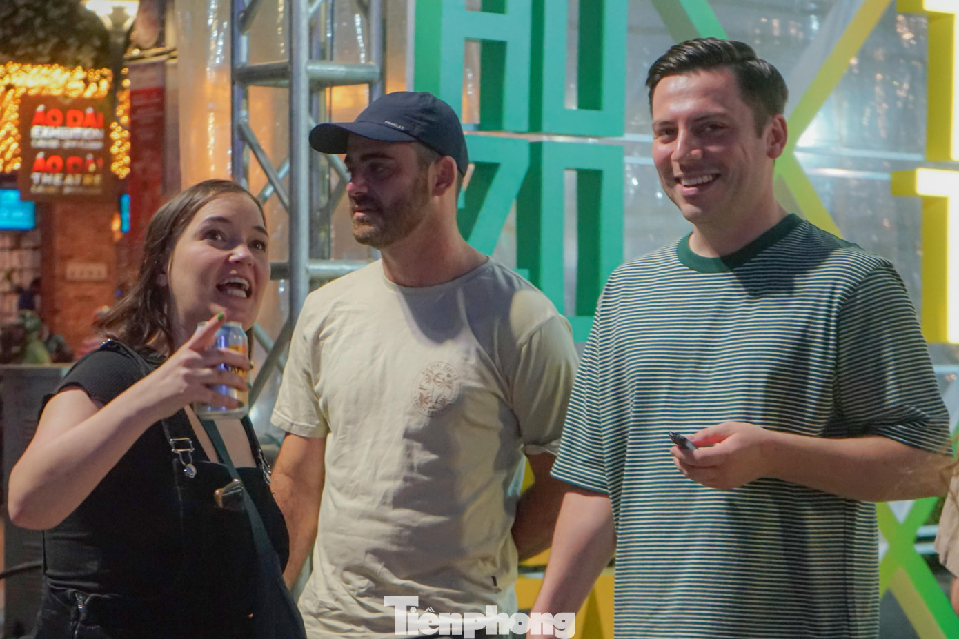 Chị Ola Felicity (du khách đến từ Mỹ) chia sẻ: “Tôi thấy chương trình rất tuyệt. Tất cả các không gian, trò chơi tại các quầy hàng đều được trang trí đẹp mắt và rất dễ chơi. Người dân TPHCM thì rất vui vẻ, thân thiện”.