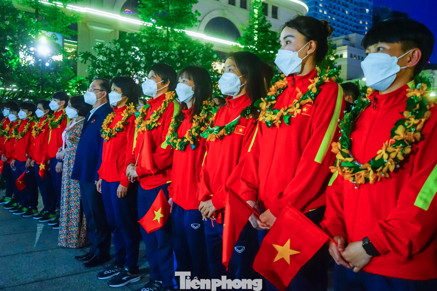 Đội tuyển dâng hương tại Tượng đài Chủ tịch Hồ Chí Minh cùng lãnh đạo UBND thành phố