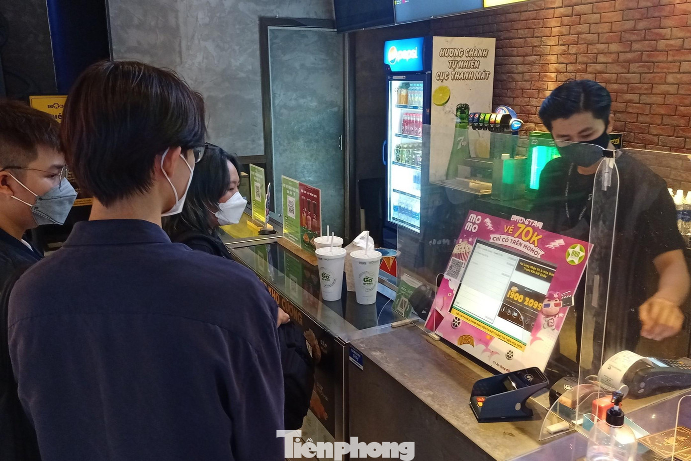 Đến rạp xem phim trong mỗi dịp lễ, tết là lựa chọn của rất nhiều người dân tại TPHCM. Vì vậy, trong dịp nghỉ lễ năm nay, các rạp chiếu phim đã bắt đầu đông đúc trong ngày đầu tiên.