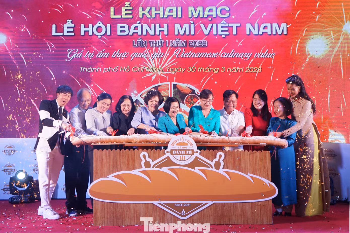 Tối 30/3, tại Nhà văn hóa Thanh niên, Lễ hội bánh mì Việt Nam 2023 khai mạc với sự tham gia của hàng nghìn người dân và du khách.