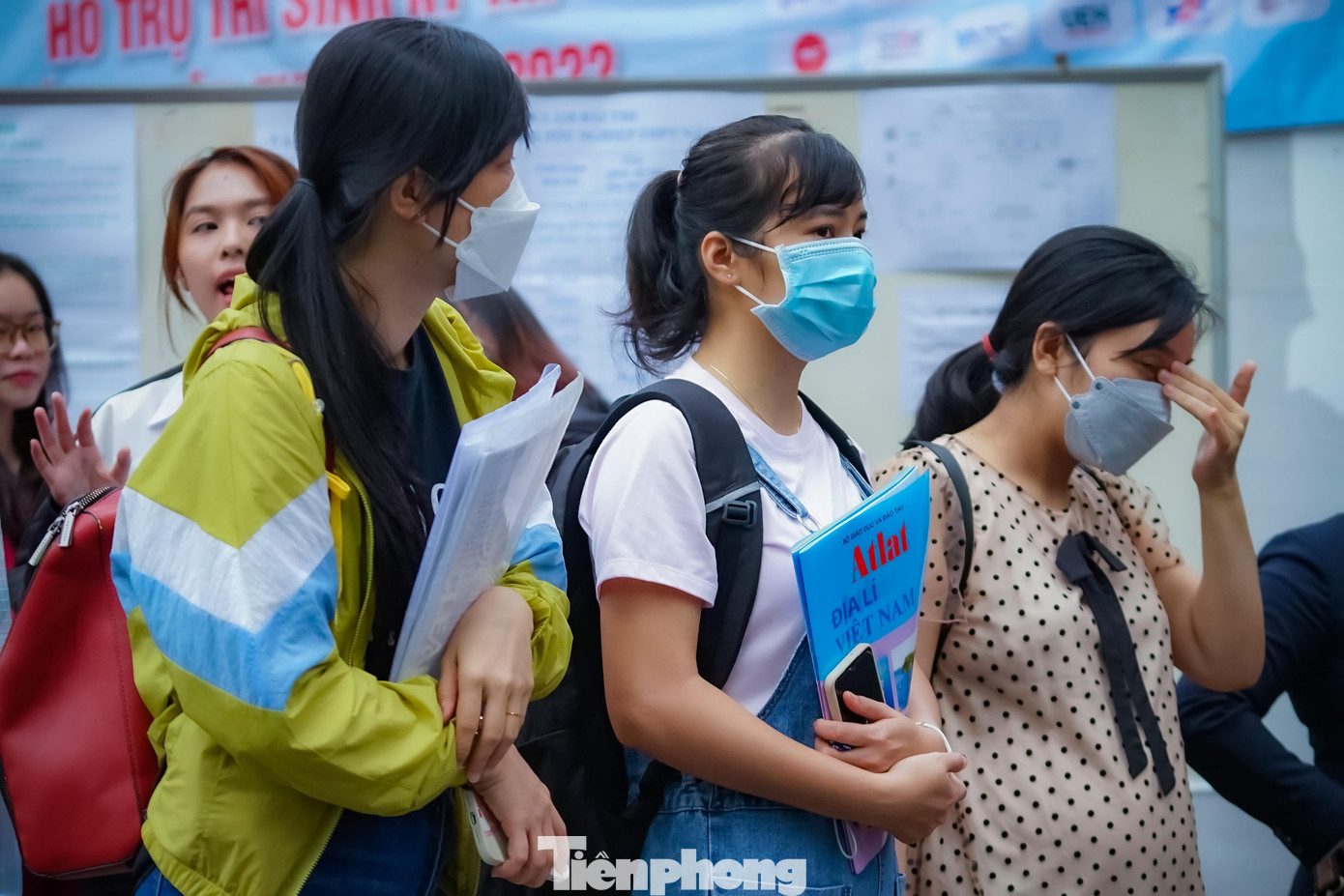 Tương tự, tại điểm thi trường THPT Ten Lơ Man (quận 1) phóng viên Tiền Phong cũng ghi nhận tại đây có rất nhiều phụ huynh thậm chí có cả giáo viên bộ môn của các thí sinh xếp hàng dài đứng chờ sau khi đưa các sĩ tử đến điểm thi.