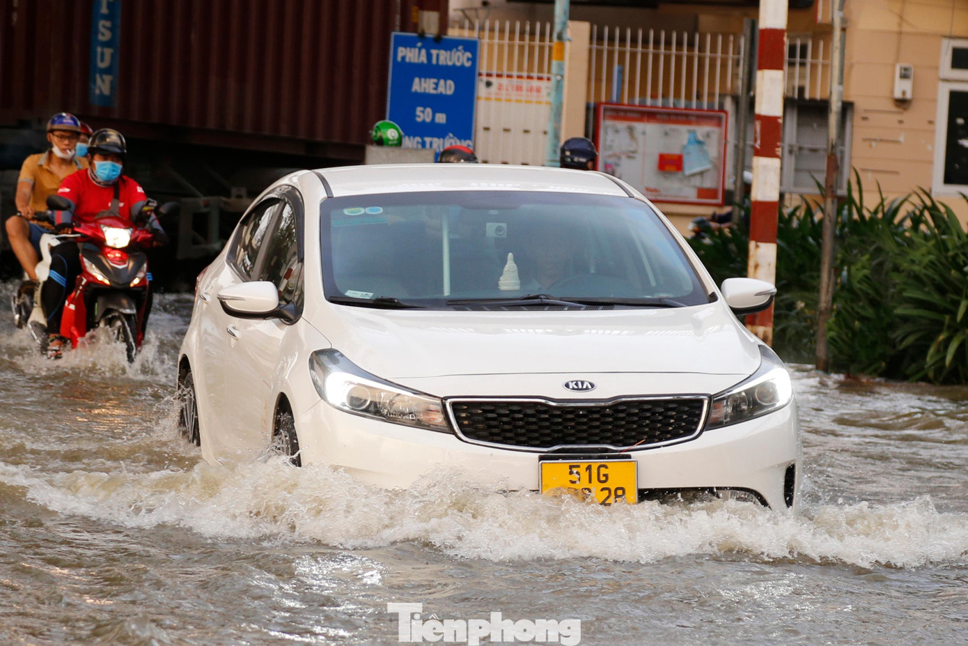 Mưa to kết hợp cùng triều cường dâng cao khiến nhiều tuyến đường ở vùng trũng và nằm gần sông bị ngập nặng trong chiều và tối nay. Mưa to kết hợp cùng triều cường dâng cao khiến nhiều tuyến đường ở vùng trũng và nằm gần sông bị ngập nặng trong chiều và tối nay.