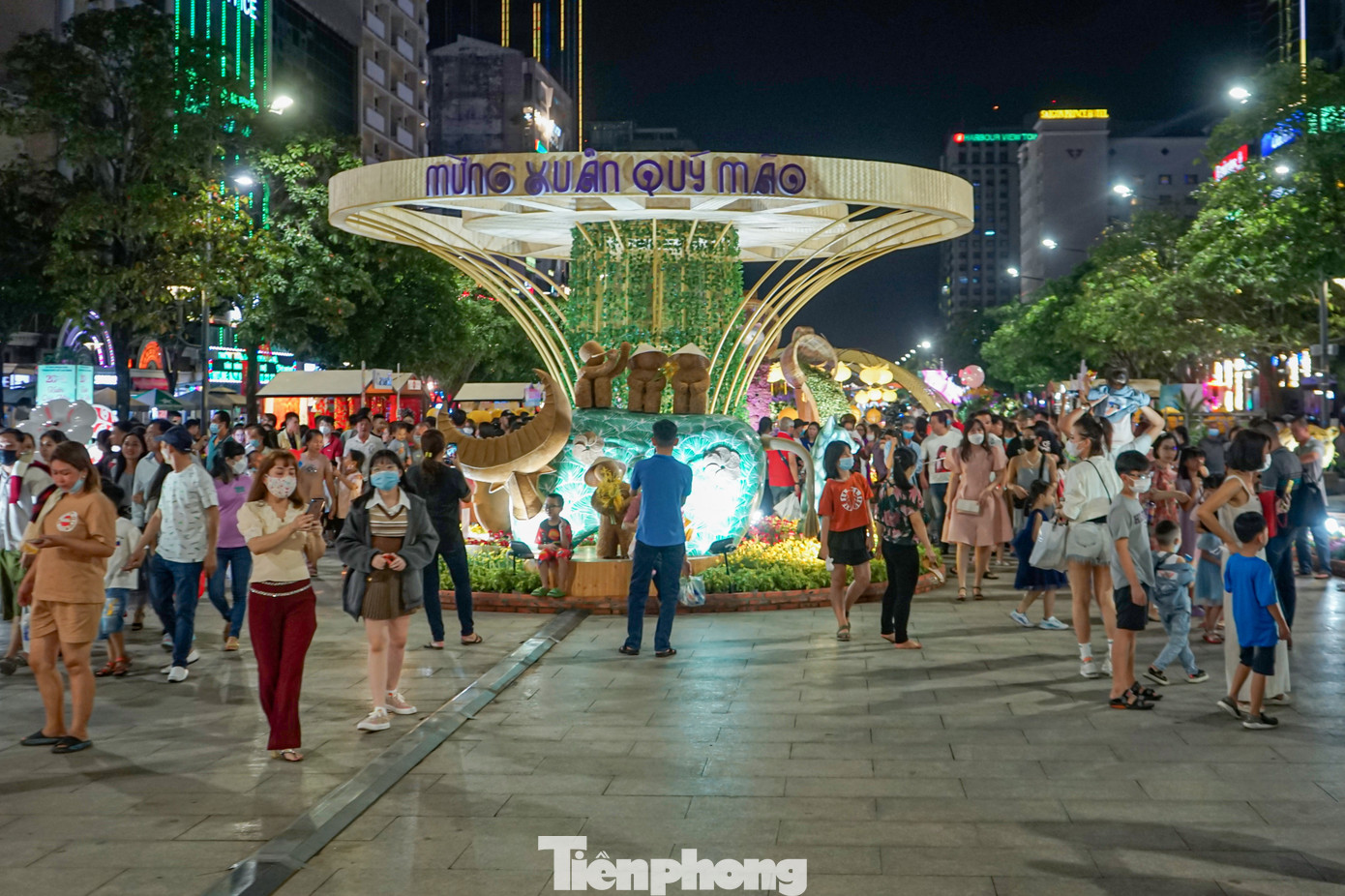 Đường hoa Nguyễn Huệ Tết Quý Mão 2023 sẽ mở cửa phục vụ người dân nhiều hơn 1 ngày so với các năm trước. Cụ thể, đường hoa bắt đầu hoạt động từ 19h ngày 19/1/2023 đến 21h ngày 26/1/2023 (từ 28 tháng Chạp đến mùng 5 Tết Quý Mão).